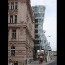 Das sog. Tanzende Haus von Frank Gehry von Osten gesehen